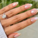 Predbehni letný trend s krištáľovou francúzskou manikúrou: Elegantná, prirodzená a moderná