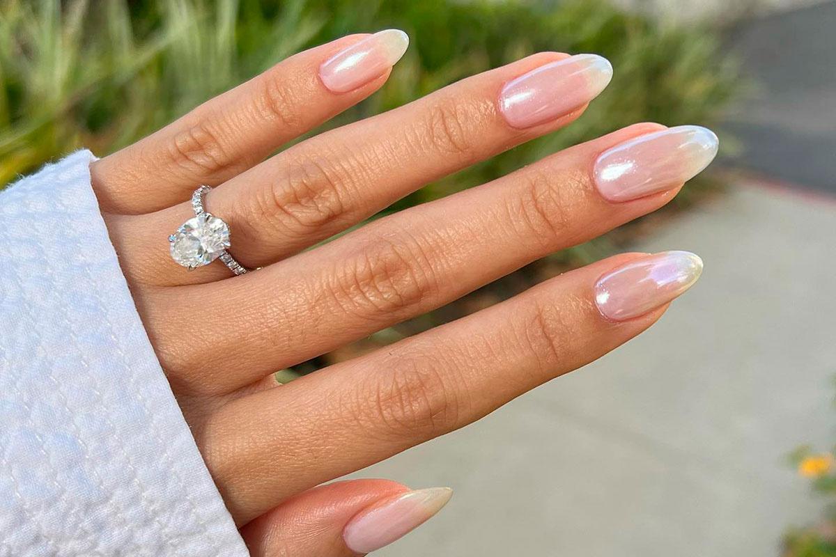 Predbehni letný trend s krištáľovou francúzskou manikúrou: Elegantná, prirodzená a moderná