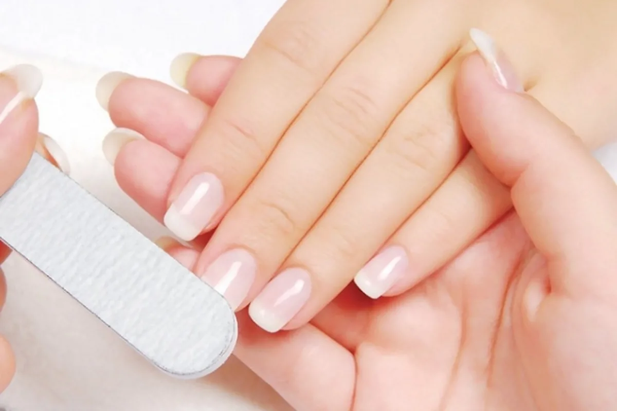 Predbehni letný trend s krištáľovou francúzskou manikúrou: Elegantná, prirodzená a moderná