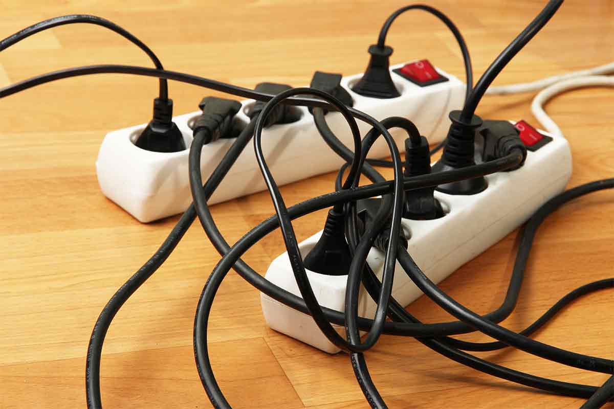 Ako bezpečne používať predlžovacie lišty: Tipy, ktoré ochránia váš domov