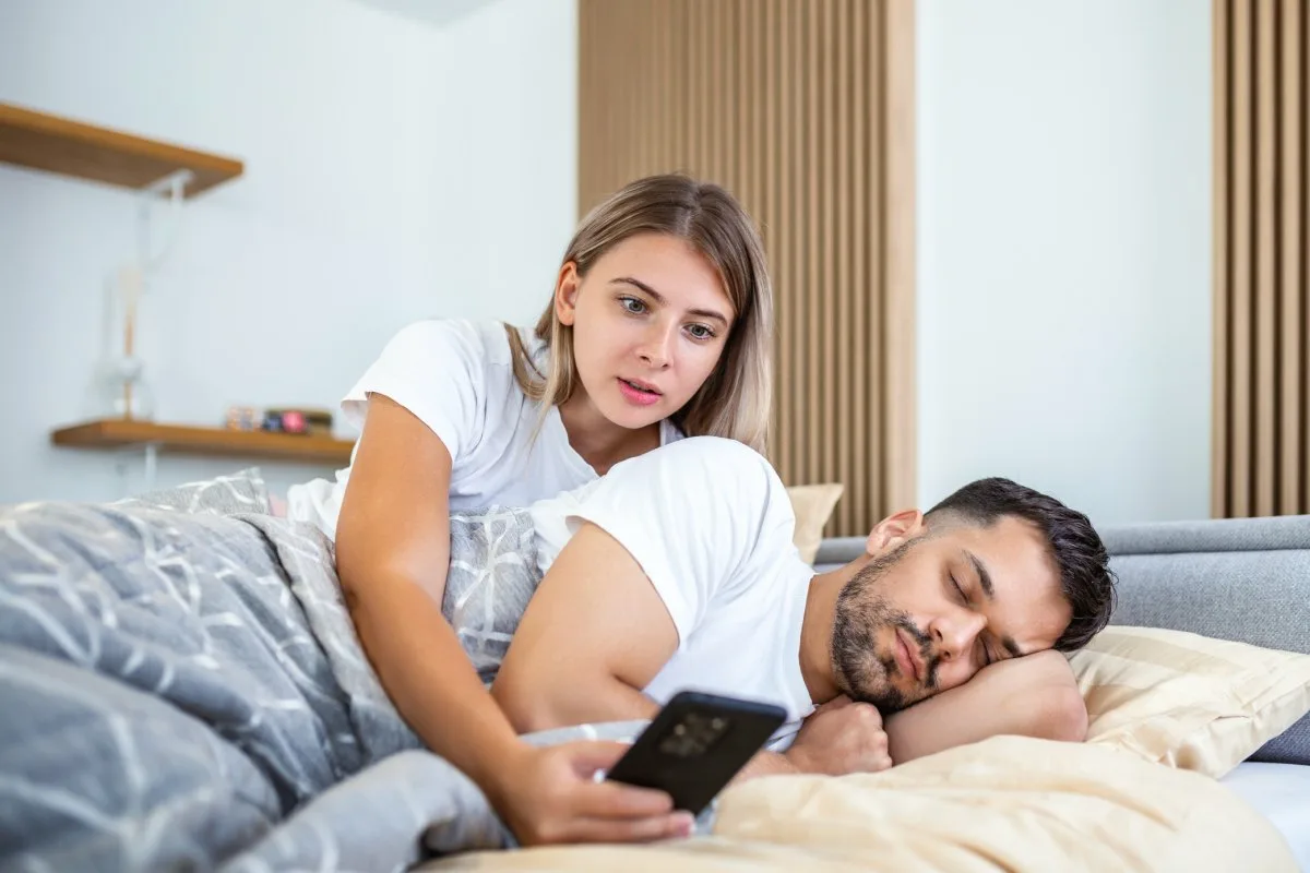 5 signálov, ktoré podľa psychológie naznačujú, že váš partner nie je verný