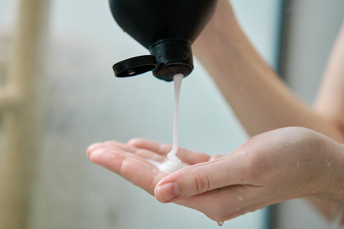 Prečo pridávať soľ do šampónu: Trik, ktorý pomôže mastným vlasom