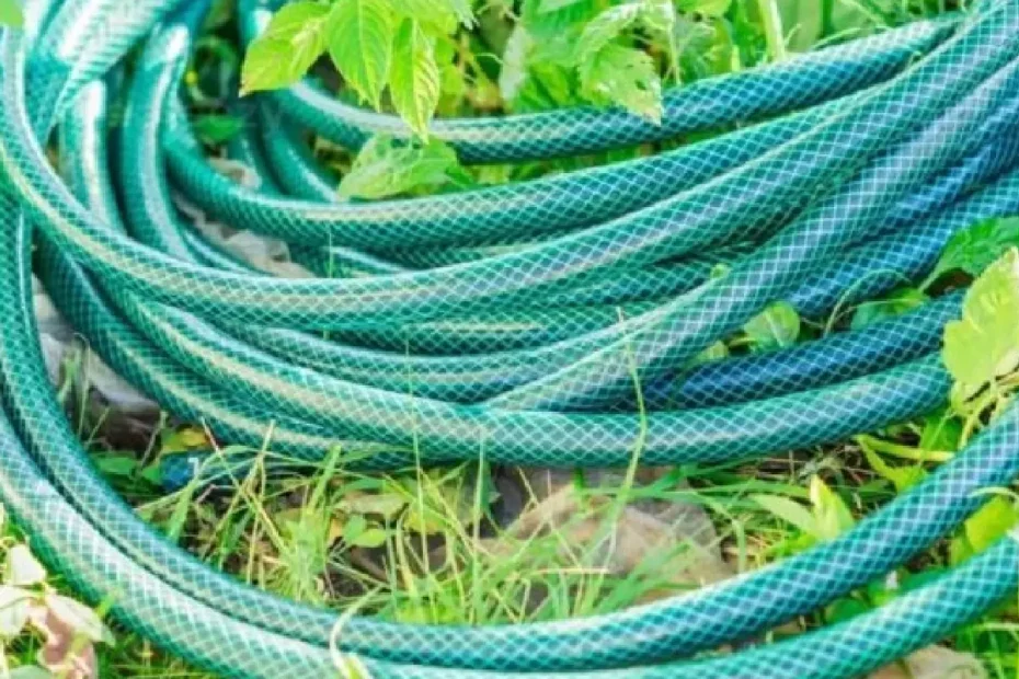 Premeňte starú hadicu na štýlovú boho tácku do obývačky