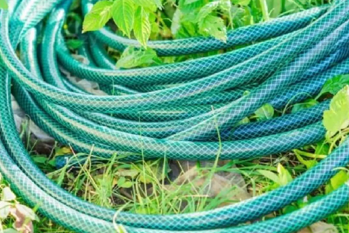 Premeňte starú hadicu na štýlovú boho tácku do obývačky