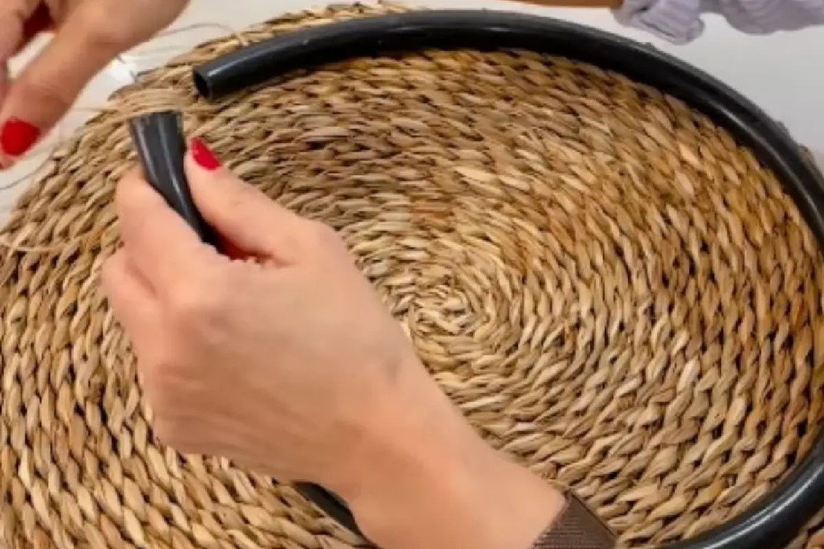 Premeňte starú hadicu na štýlovú boho tácku do obývačky