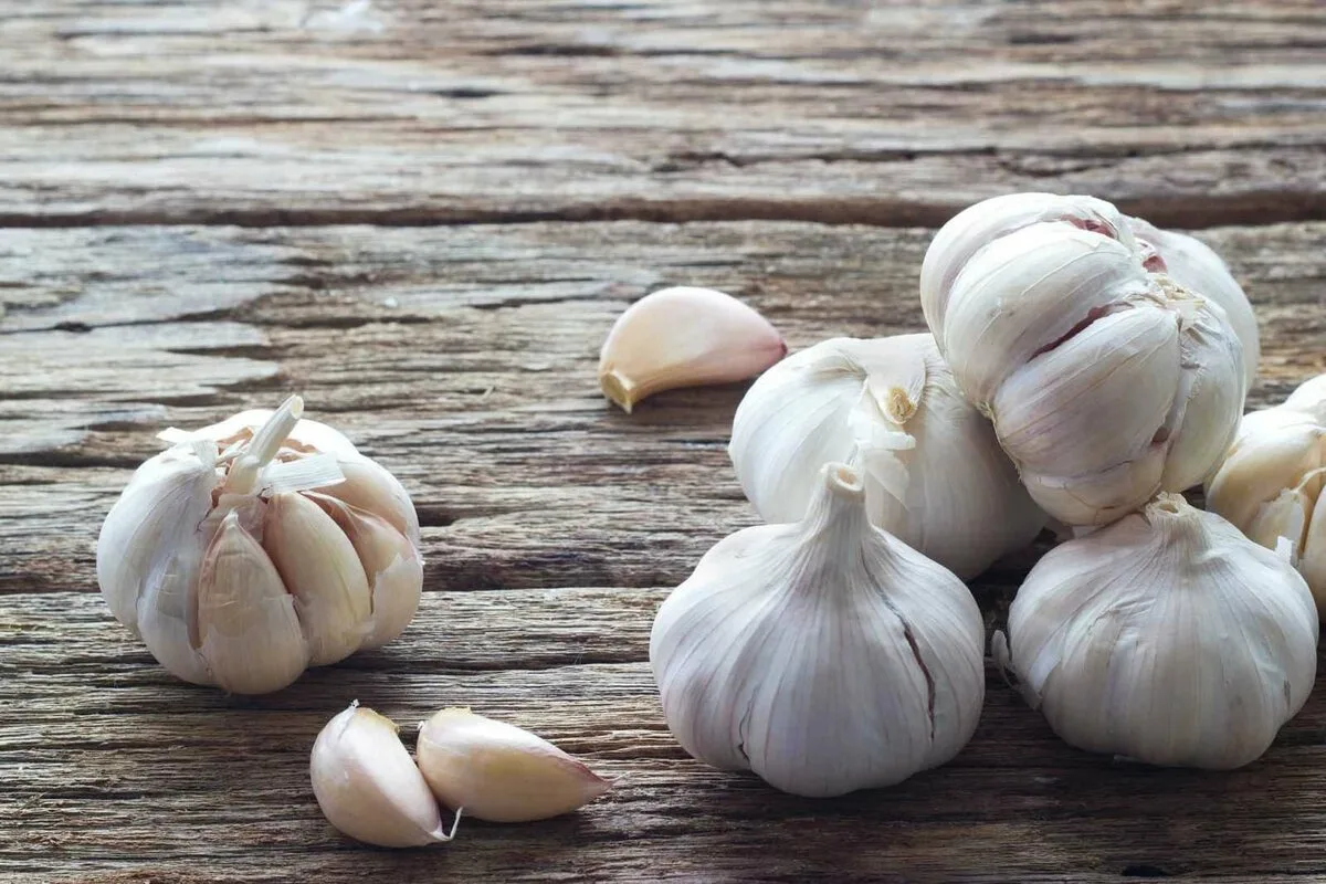 Pripravte si túto silnú zmes z 3 ingrediencií na spevnenie nechtov a ich zdravý lesk